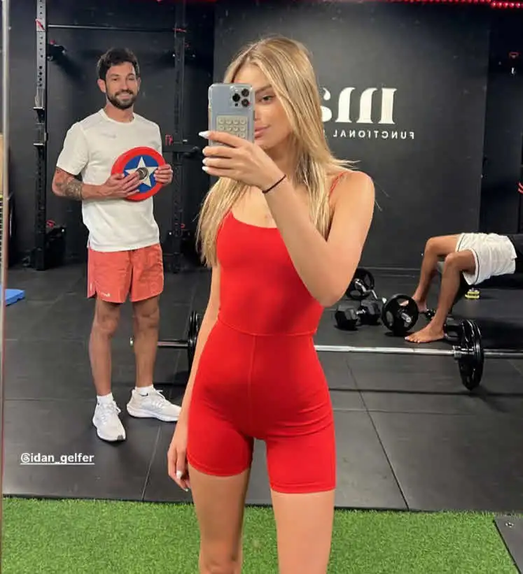 עידן גלפר ואמילי קופר ברגע אינטימי ראשון וזוגי במיוחד