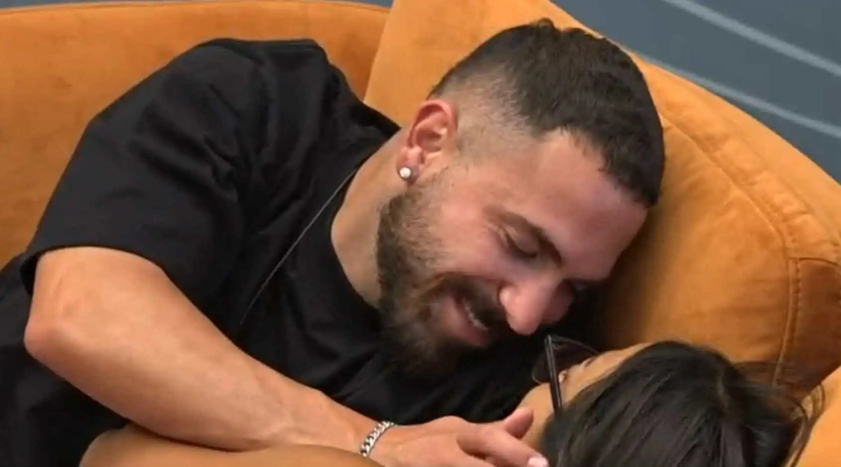 יובל מקבל מסר משפחתי דרמטי: "עושה טעויות בשם האהבה"