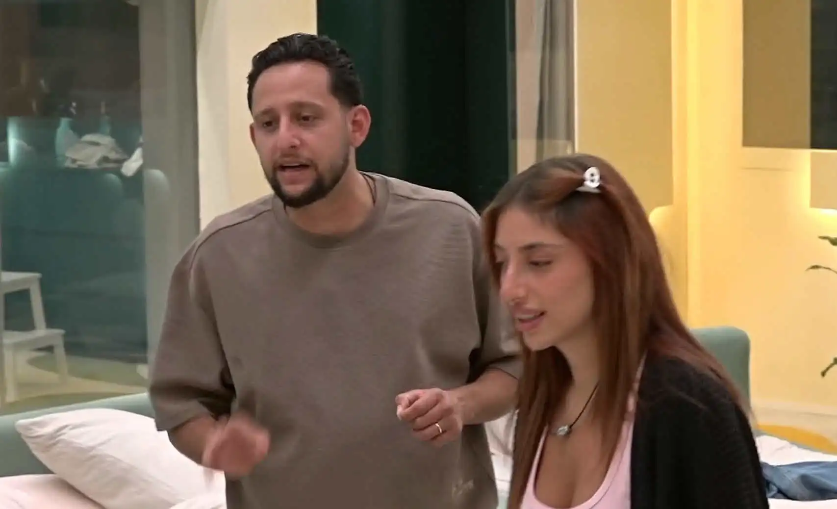 מאי נשבעת ומוגרבי מתפוצץ: "אני אביא לך כפכף לראש"