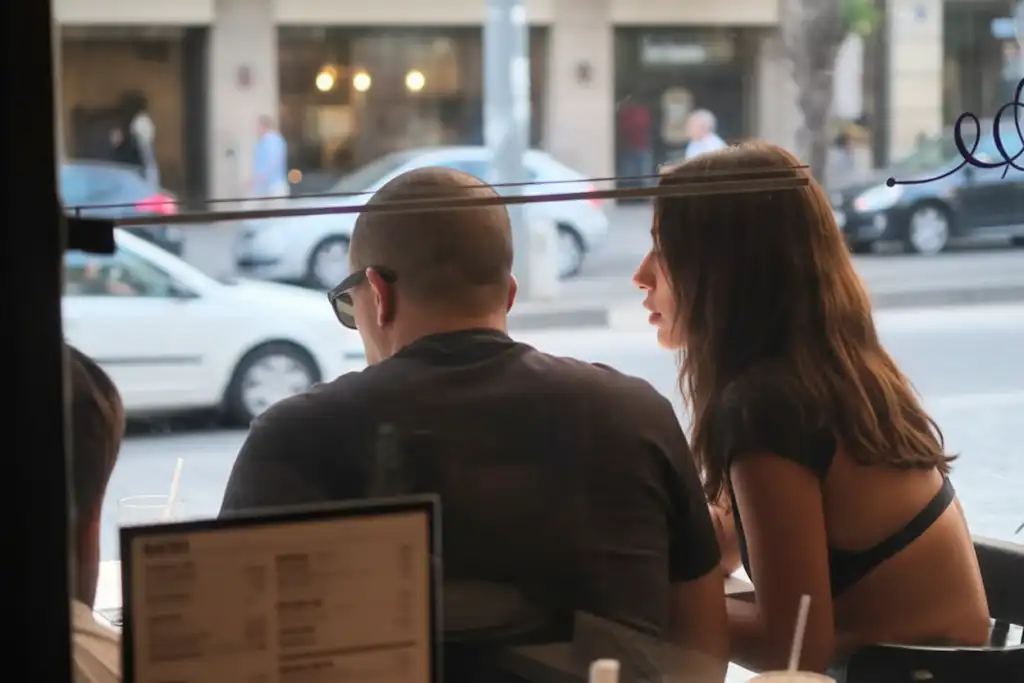 שני אדרי והגבר המסתורי נחשפים: ולא תאמינו מי זה