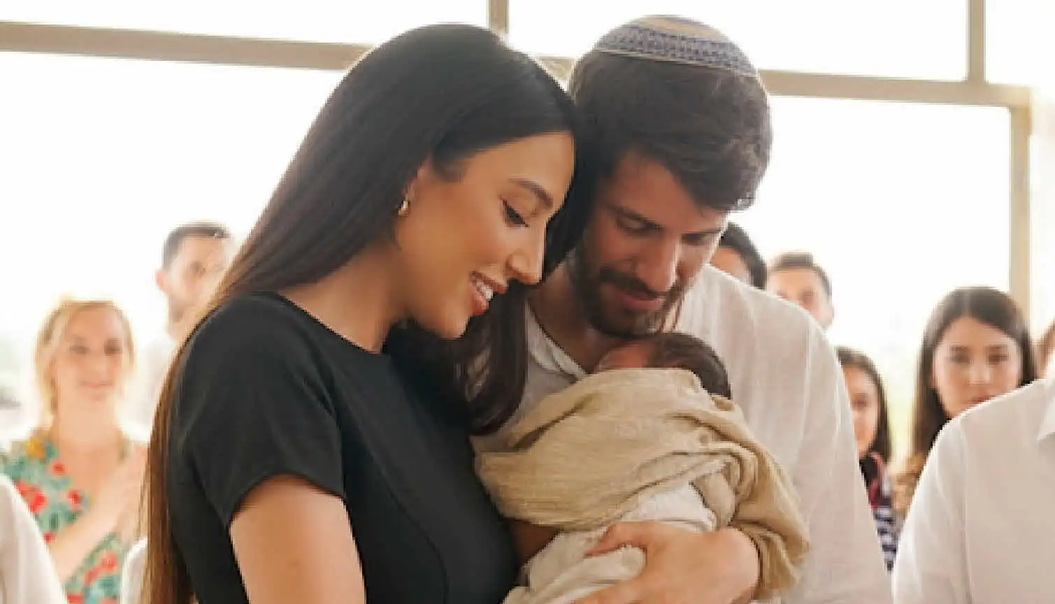 יאר! טליה עובדיה ושחף רז שוברים את הרשת עם חשיפת שם בנם