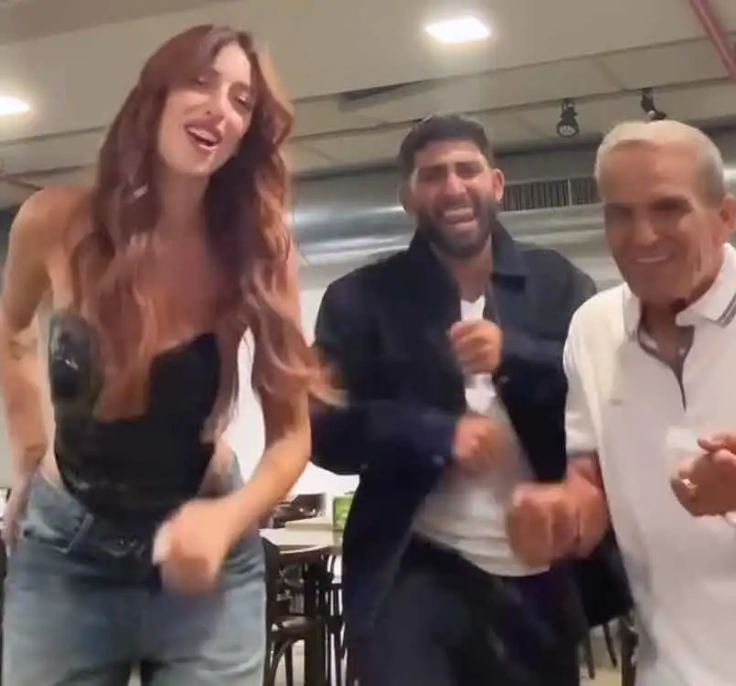 שני מקריבה את הכנות על מזבח הפופולריות; למה הקהל לא התחבר — ותומכיה נשארים עמה בכל זאת.