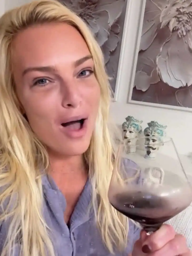 שני מקריבה את הכנות על מזבח הפופולריות; למה הקהל לא התחבר — ותומכיה נשארים עמה בכל זאת.