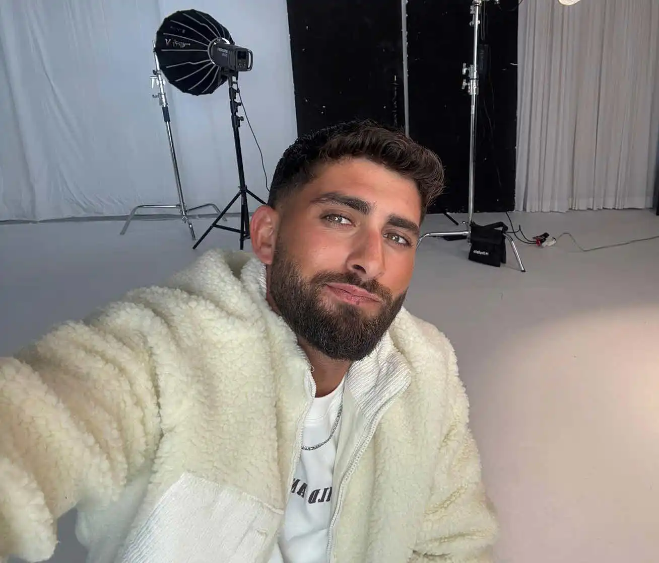 אחרי הדייט הלוהט: שון יפישין מוריד חולצה ומתחיל דרך חדשה