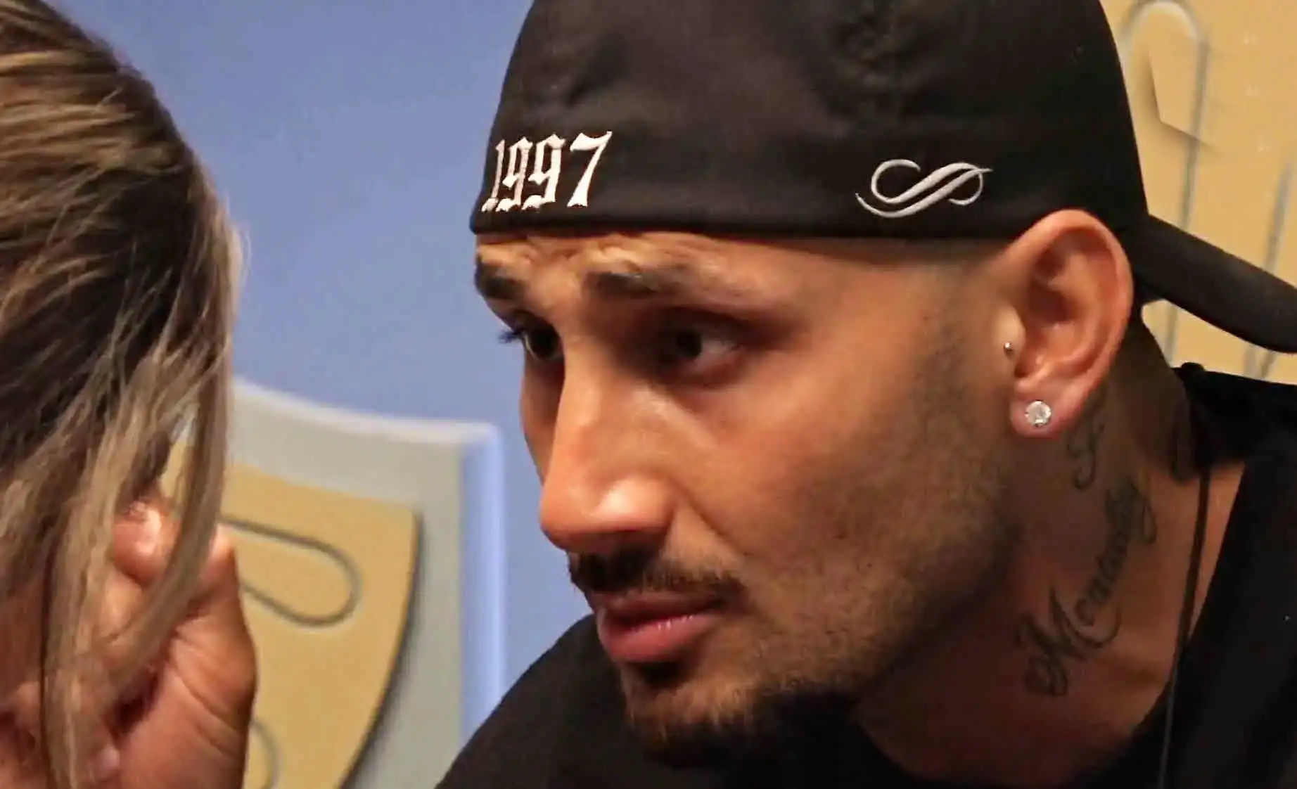 ארז איסקוב חוטף עקיצה מכוכבת הריאלטי: "זוגיות? שייתן עצות בכדורגל"