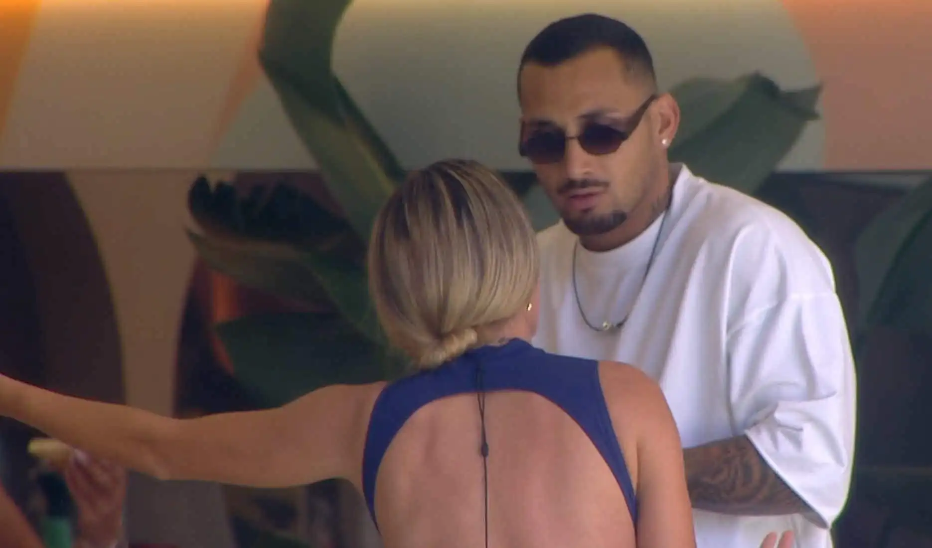 ארז מוגרבי חוטף מארז איסקוב: "אני בוכה איזה דפוק"