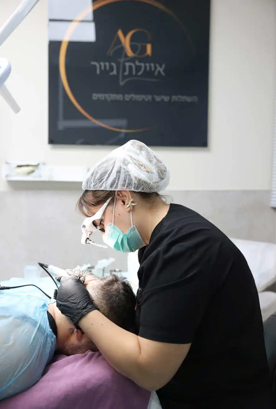 יוצא "האח הגדול" כבר לא מסתתר וחושף את השתלת השיער