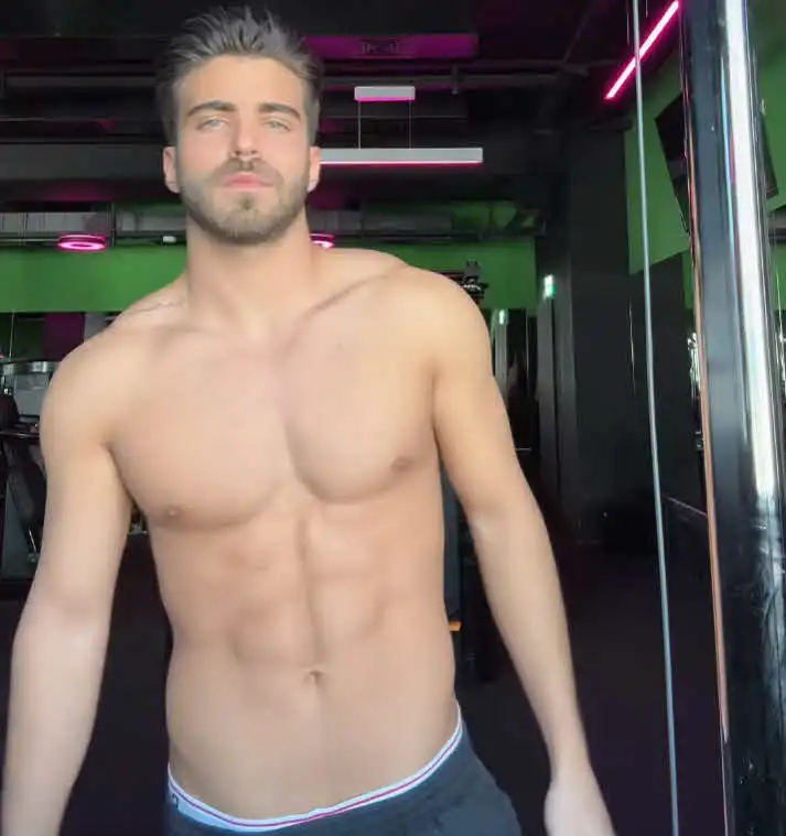 בהפרש של 20 שנה: מיכל הקטנה ושחקן סדרות הנוער צמודים