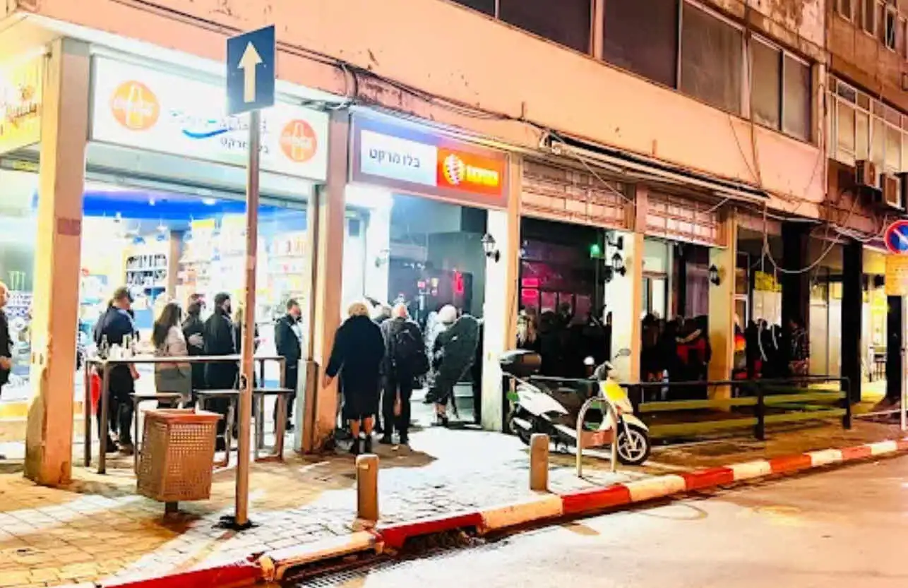 שדרן הרדיו המוכר בבילוי לילי בכלוב לצד שתי בחורות