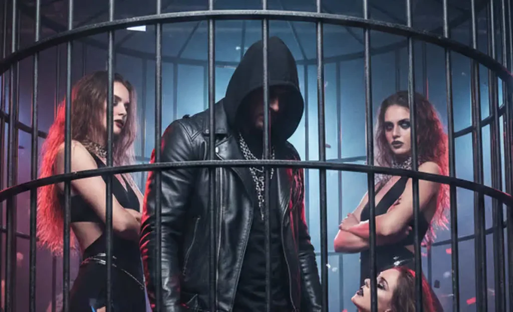 שדרן הרדיו המוכר בבילוי לילי בכלוב לצד שתי בחורות