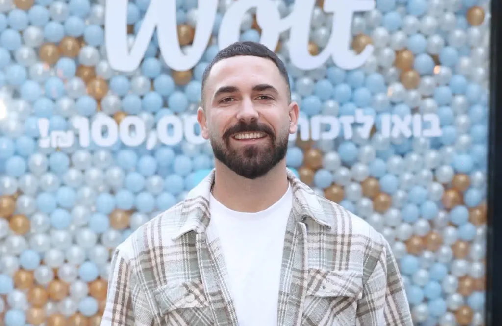 המיליון לא הספיק? יובל לוי שוב מחזיק צ'ק שמן במיוחד