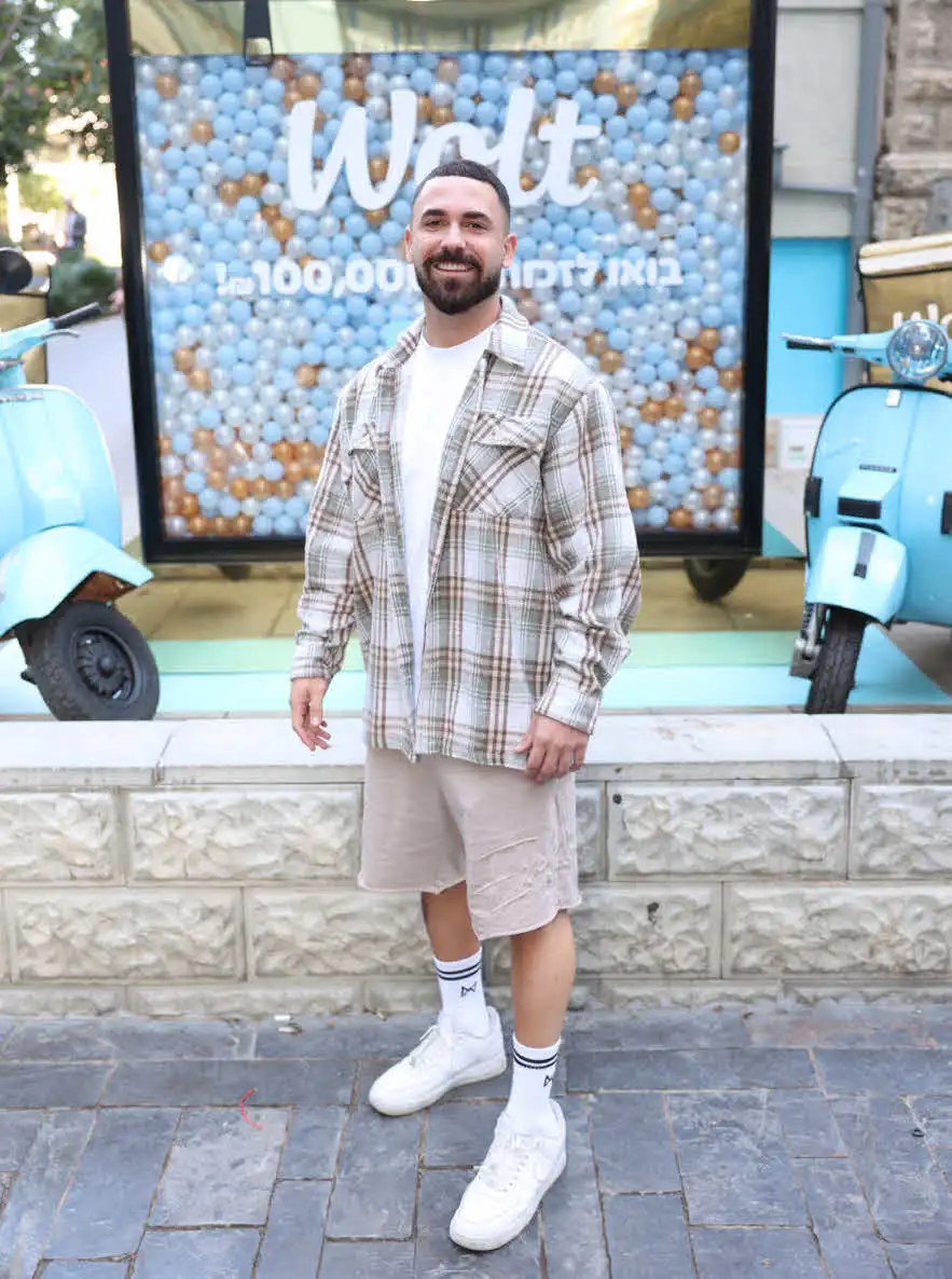 המיליון לא הספיק? יובל לוי שוב מחזיק צ'ק שמן במיוחד