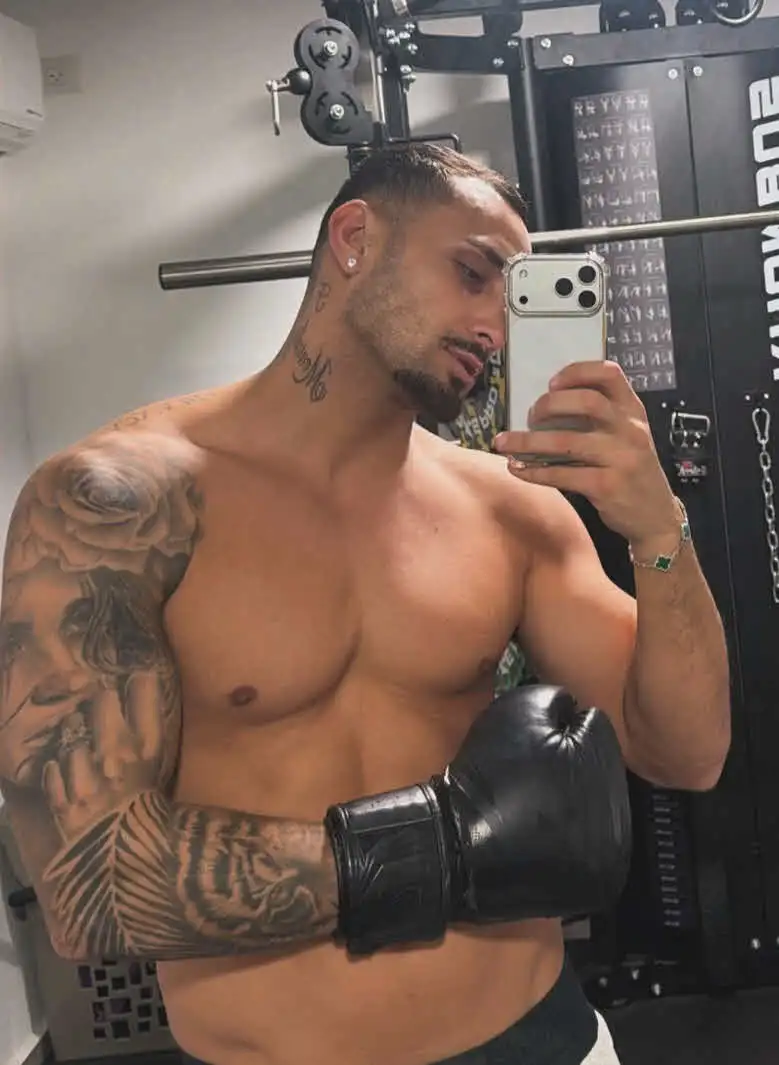 "לעולם לא תדעו עם מי": ארז איסקוב חושף אקט אינטימי עם דיירת בבית האח