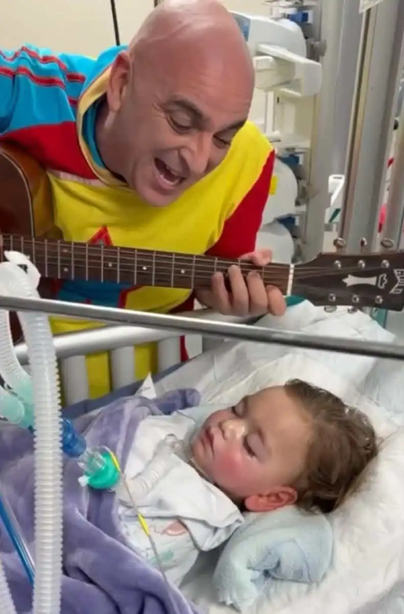 יובל המבולבל בפוסט קשה: "הוא מונשם ועדיין לא מתעורר"