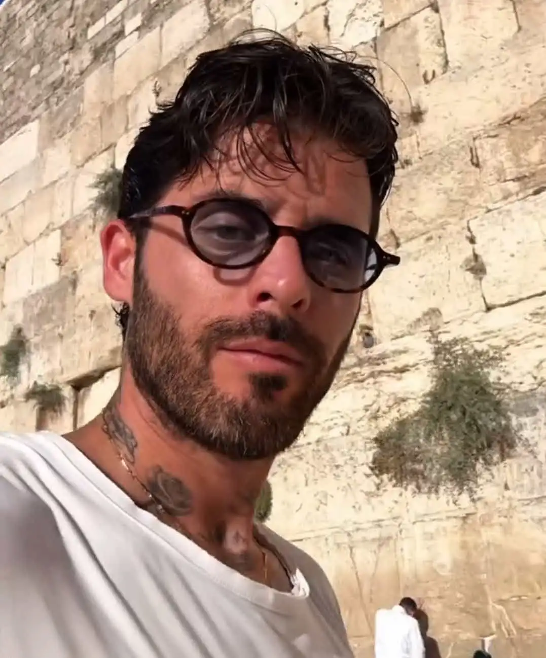 כוכב "האח הגדול" מגיב לסערת הענק: "כבר הייתי אזוק על הרצפה"