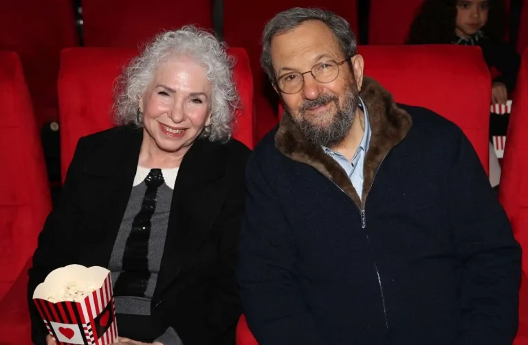 עם פופקורן ביד: אהוד ברק ואשתו צופים יחדיו בסדרה בערבית