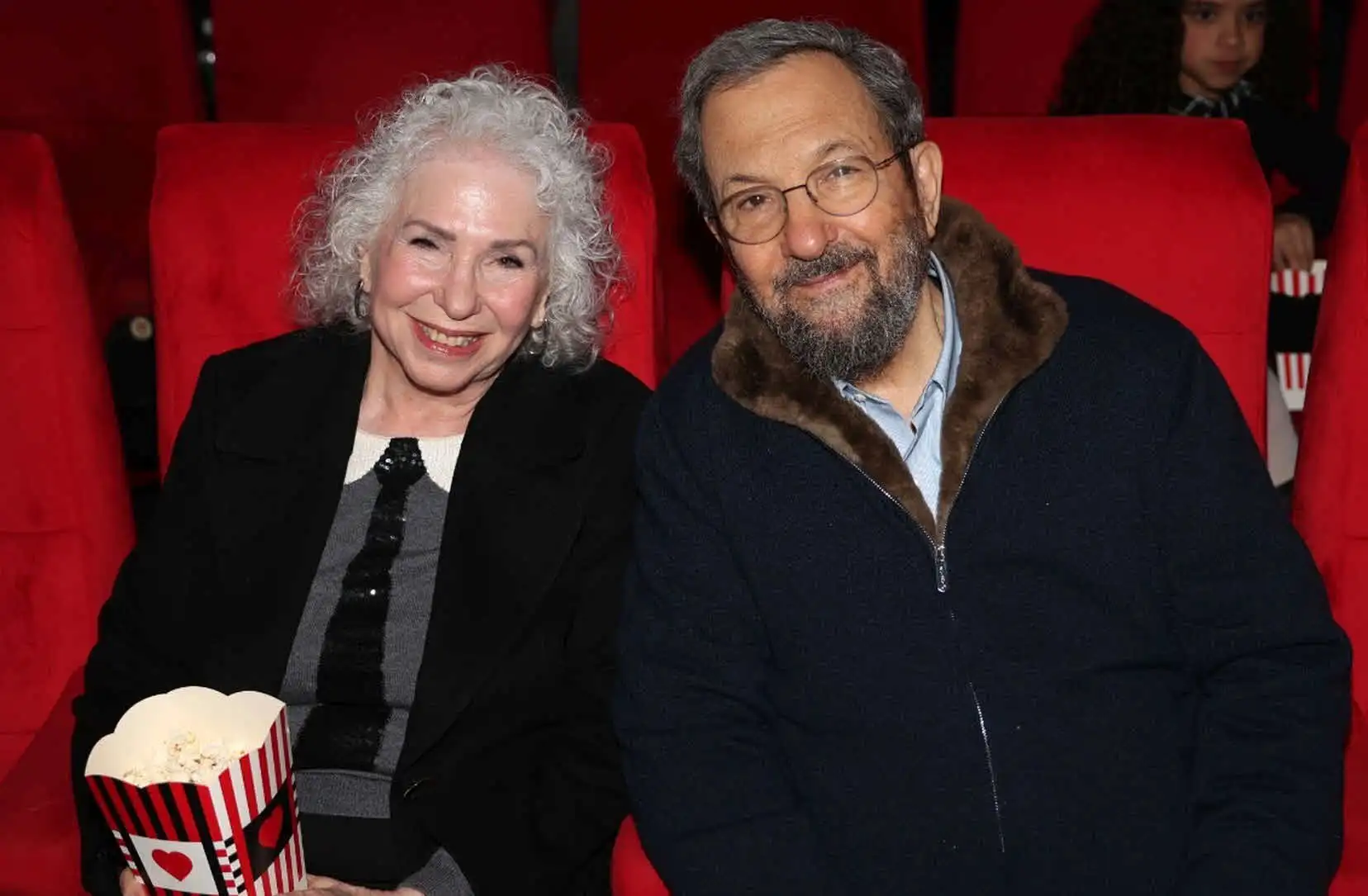 עם פופקורן ביד: אהוד ברק ואשתו צופים יחדיו בסדרה בערבית