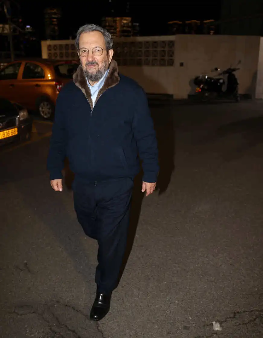 עם פופקורן ביד: אהוד ברק ואשתו צופים יחדיו בסדרה בערבית