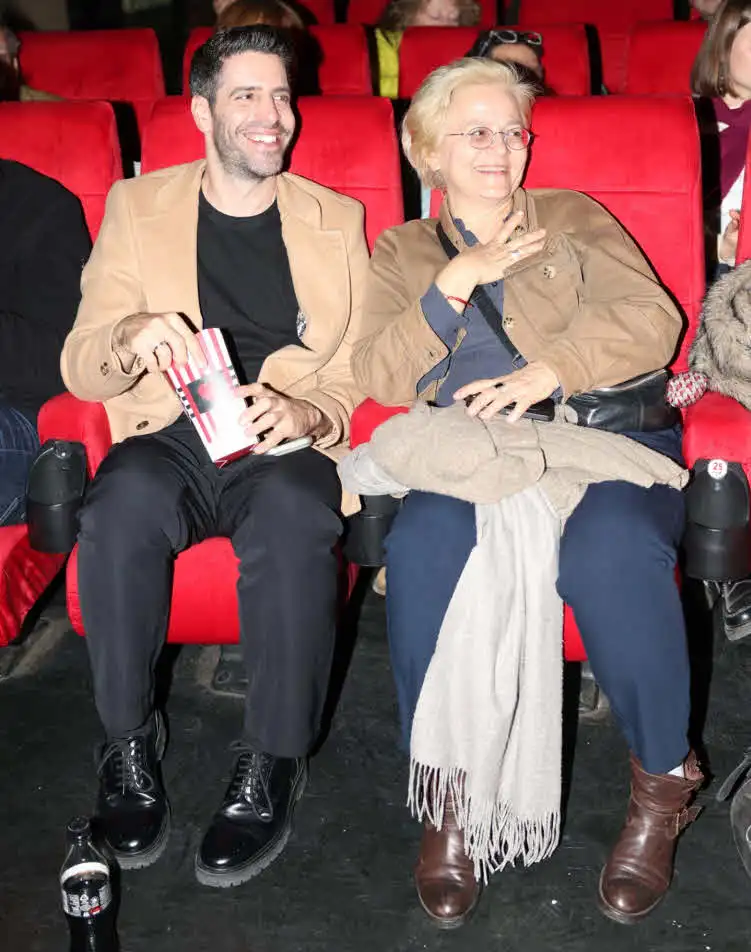 עם פופקורן ביד: אהוד ברק ואשתו צופים יחדיו בסדרה בערבית