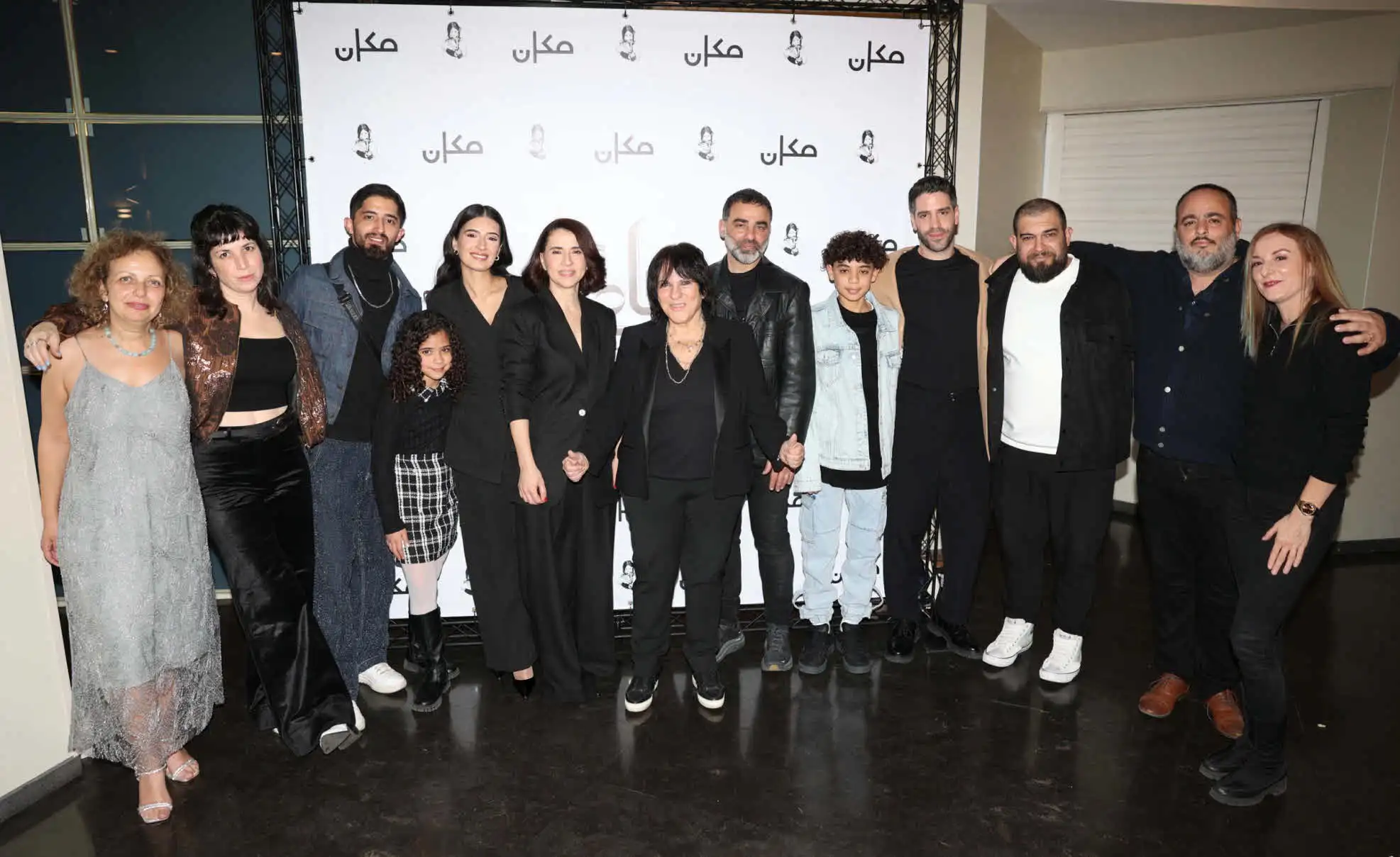 עם פופקורן ביד: אהוד ברק ואשתו צופים יחדיו בסדרה בערבית