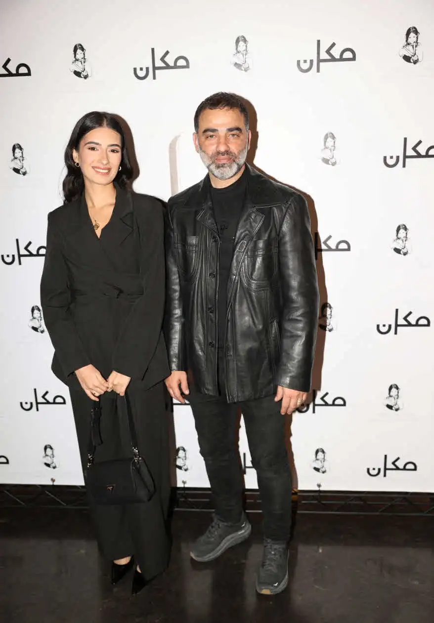 עם פופקורן ביד: אהוד ברק ואשתו צופים יחדיו בסדרה בערבית