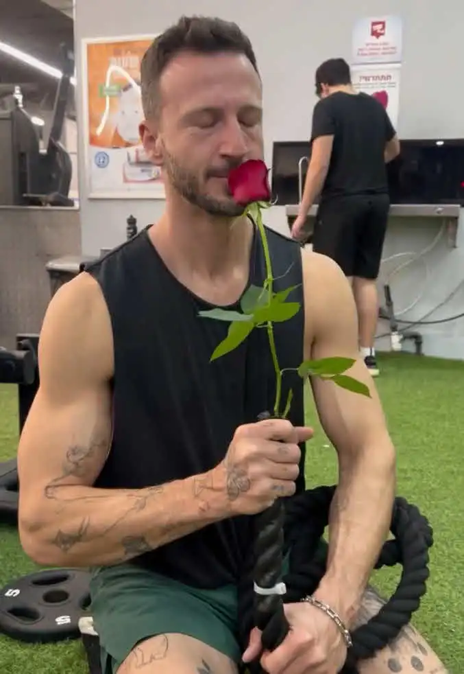 מייקל לואיס מרים ידיים: "אם ייקח אותי טיל שייקח אותי ככה"