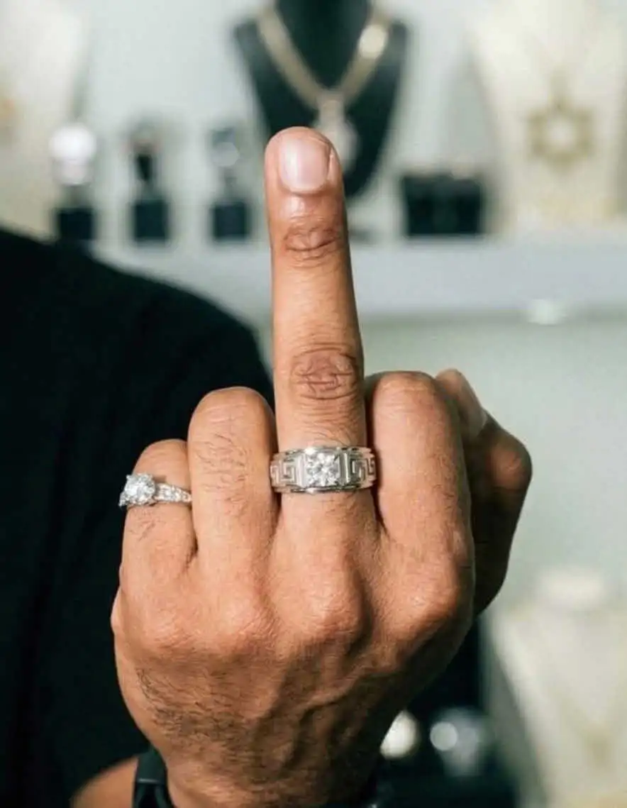 אברהם אקלום שולף אצבע משולשת: הקאמבק הדרמטי נחשף