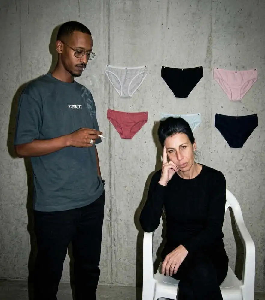 אברהם אקלום שולף אצבע משולשת: הקאמבק הדרמטי נחשף