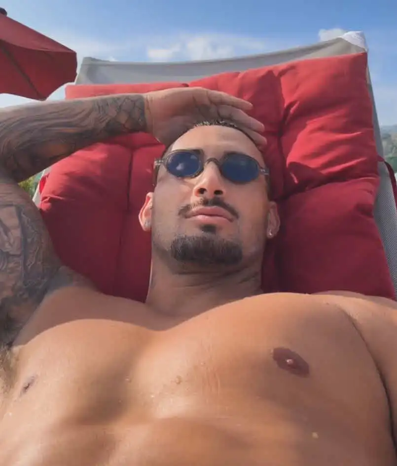 "תקיפות גם בתאילנד": ארז איסקוב בתיעוד עם שתי בחורות שונות