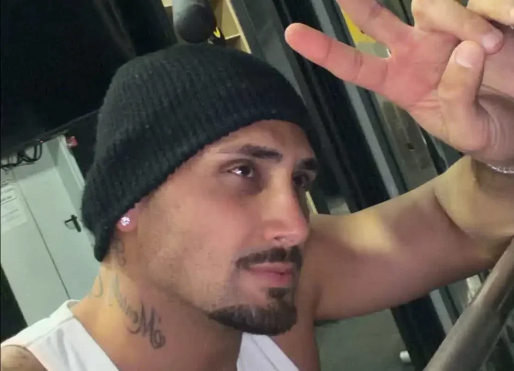 "תקיפות גם בתאילנד": ארז איסקוב בתיעוד עם שתי בחורות שונות