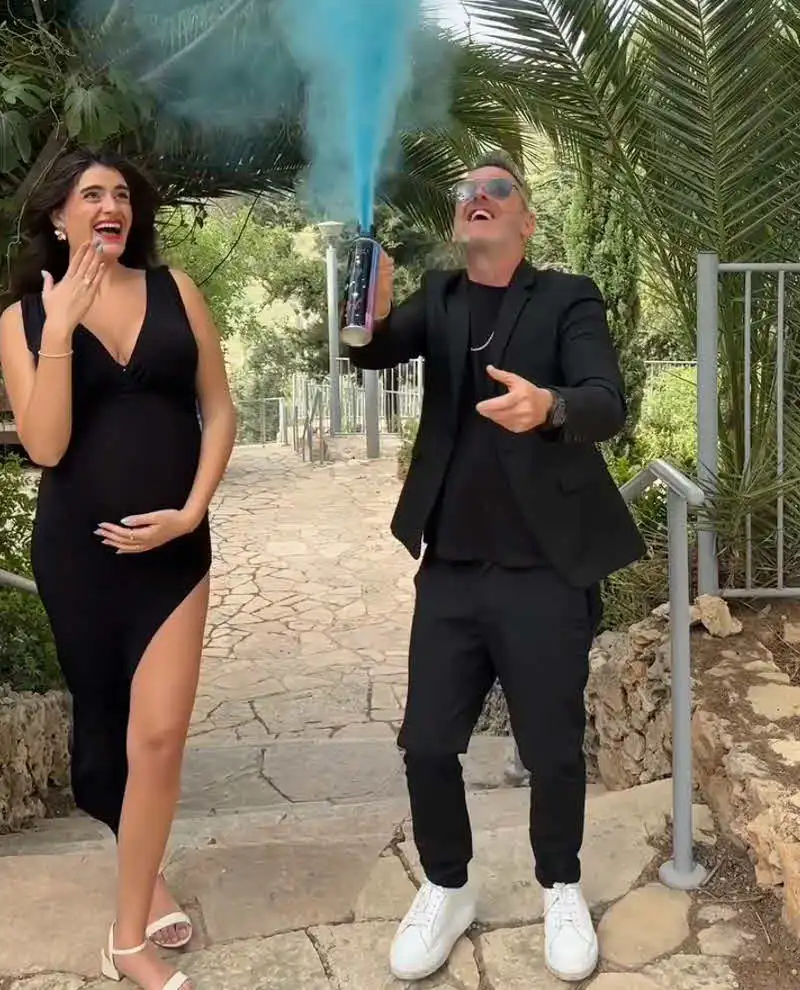 בהפרש של 22 שנים: יוצא האח הגדול ואשתו מצפים לבן בכור