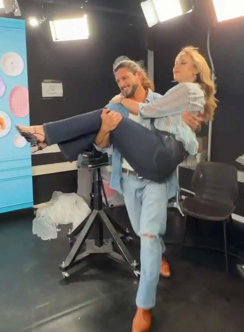 "לפי המבט הוא שוב התאהב": זוהר אייזיק צמוד במיוחד